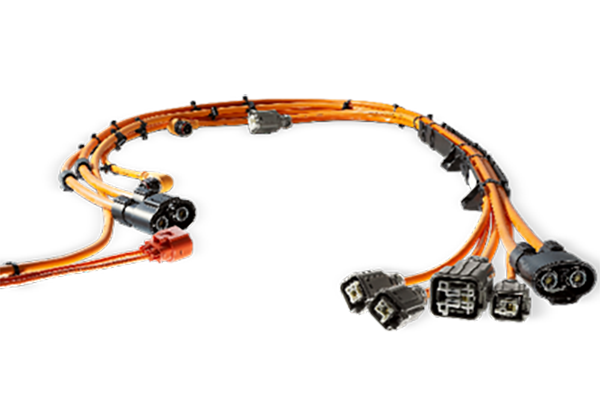 新能源高壓線(xiàn)束是指用于傳輸高壓電力和信號(hào)的電線(xiàn)束，通常用于電動(dòng)汽車(chē)、混合動(dòng)力汽車(chē)和其他新能源設(shè)備中。與傳統(tǒng)汽車(chē)相比，新能源車(chē)輛使用更高電壓的電力系統(tǒng)，因此需要使用高壓線(xiàn)束來(lái)傳輸電能。